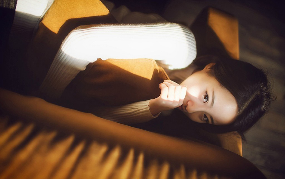 人，不经过长夜的痛哭，是不能了解人生的，我们将这些苦痛当作一种功课和学习，直到有一日真正的感觉成长了时，甚而会感谢这种苦痛给我们的教导。——三毛《亲爱的三毛》